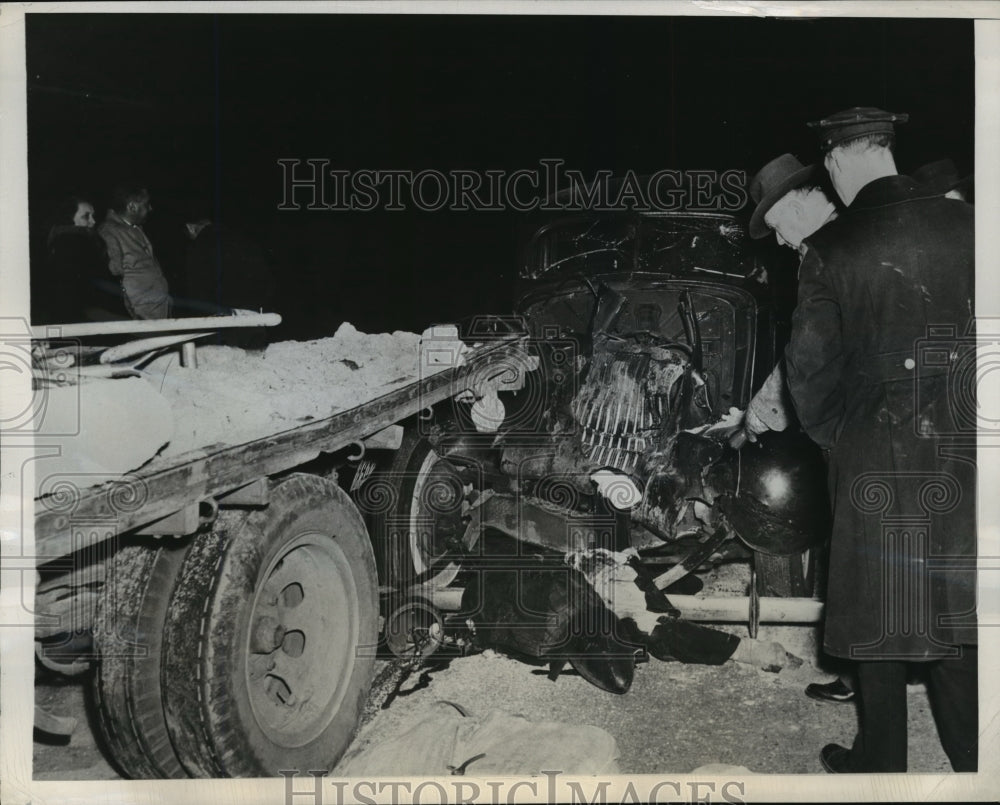 1946 Press Photo New York One dead and one injured in auto accident - nera08735 - Historic Images