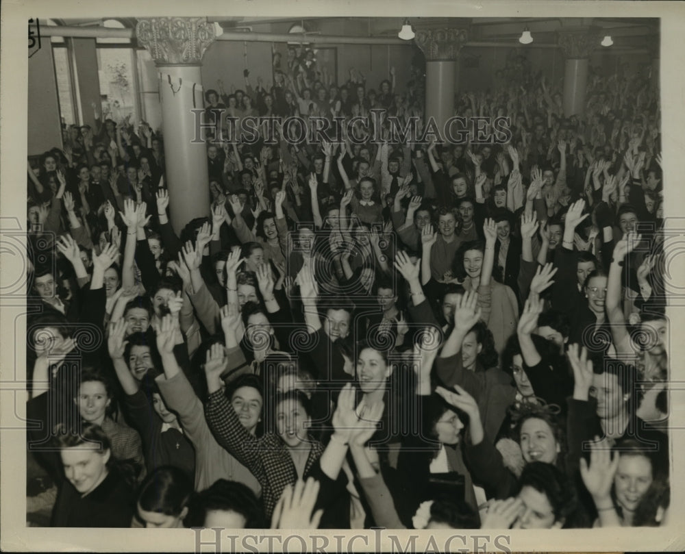 1945 Press Photo New York Telephone operators hold strike vote - nera08745 - Historic Images