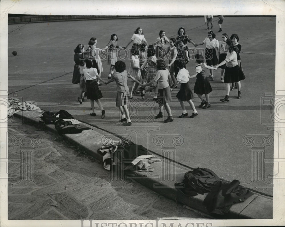 1945 Press Photo New York Girls play in Central Park on warm Halloween - Historic Images