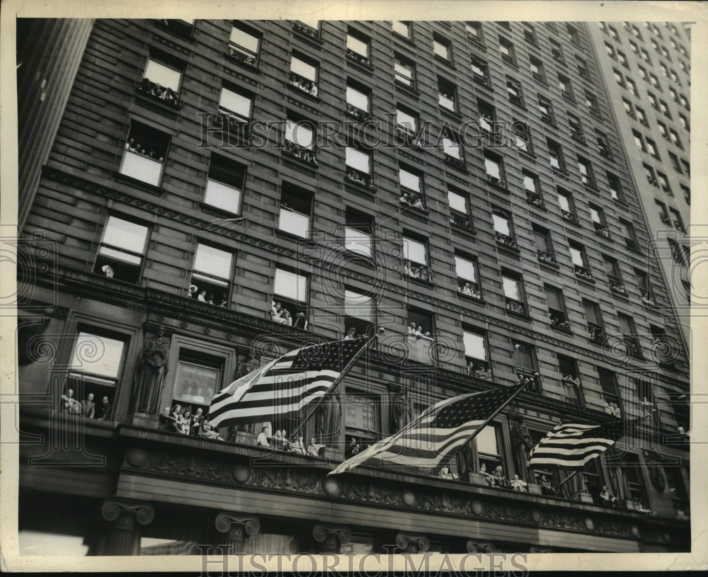 1945 Press Photo New York Onlookers crowd windows to get view of Eisenhower - Historic Images