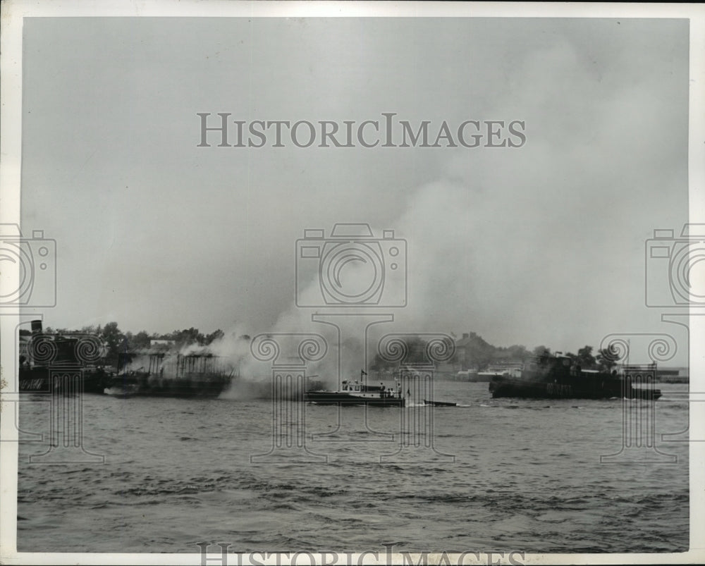 1941 Press Photo New York Tugboat tows away barge that caught fire on pier 27 - Historic Images