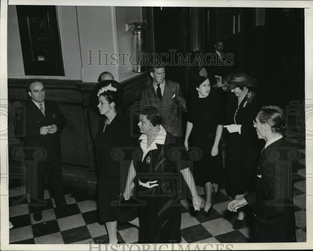 1941 Press Photo New York 19 arrive in court for start of spy trial - nera08808-Historic Images