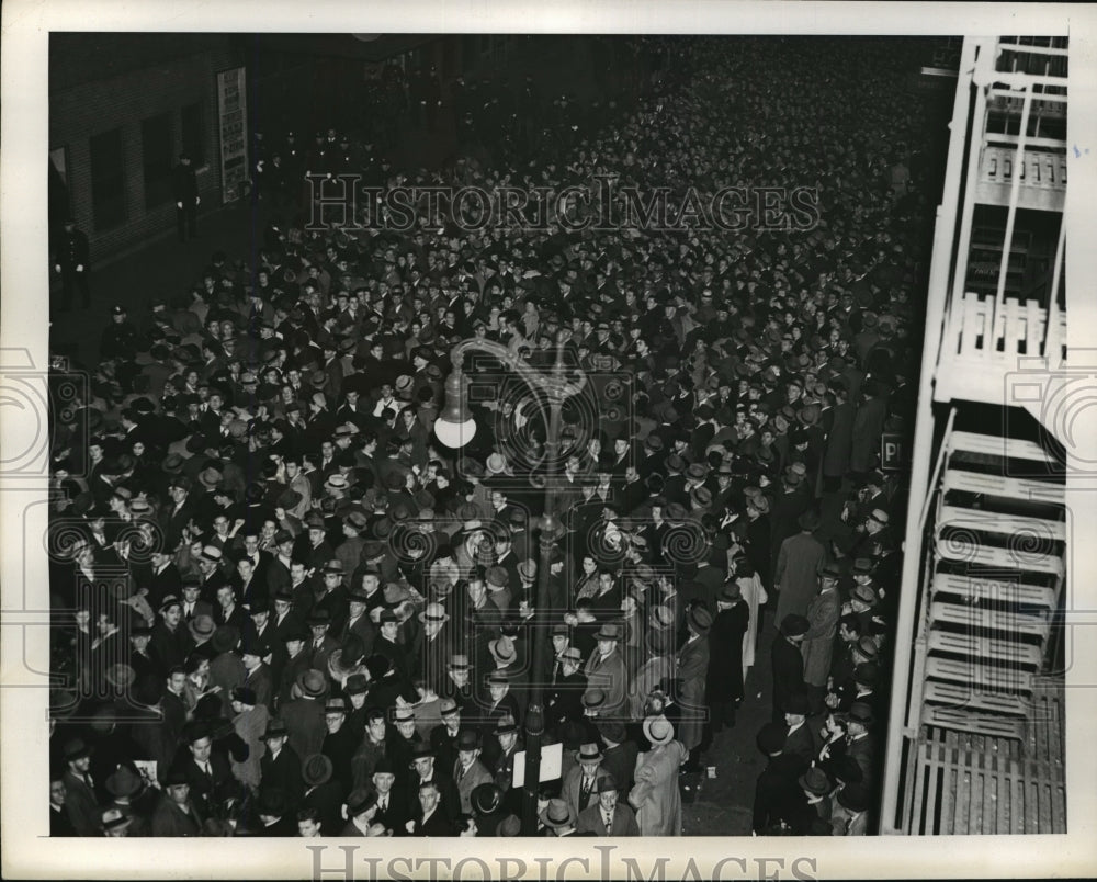 1941 Press Photo View of overflow crowd outside Madison Square Garden - Historic Images