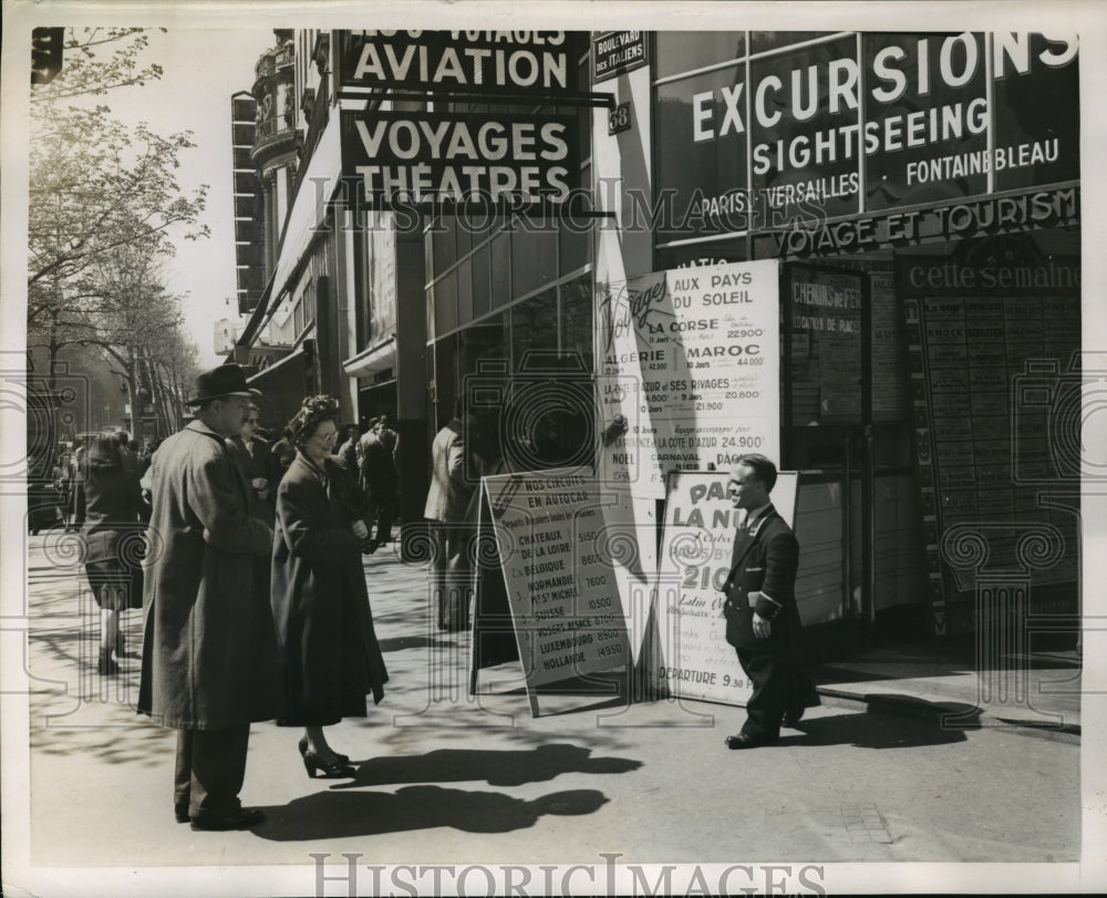 1951 Press Photo Paris Yanks in France confronted with eye-catching displays - Historic Images