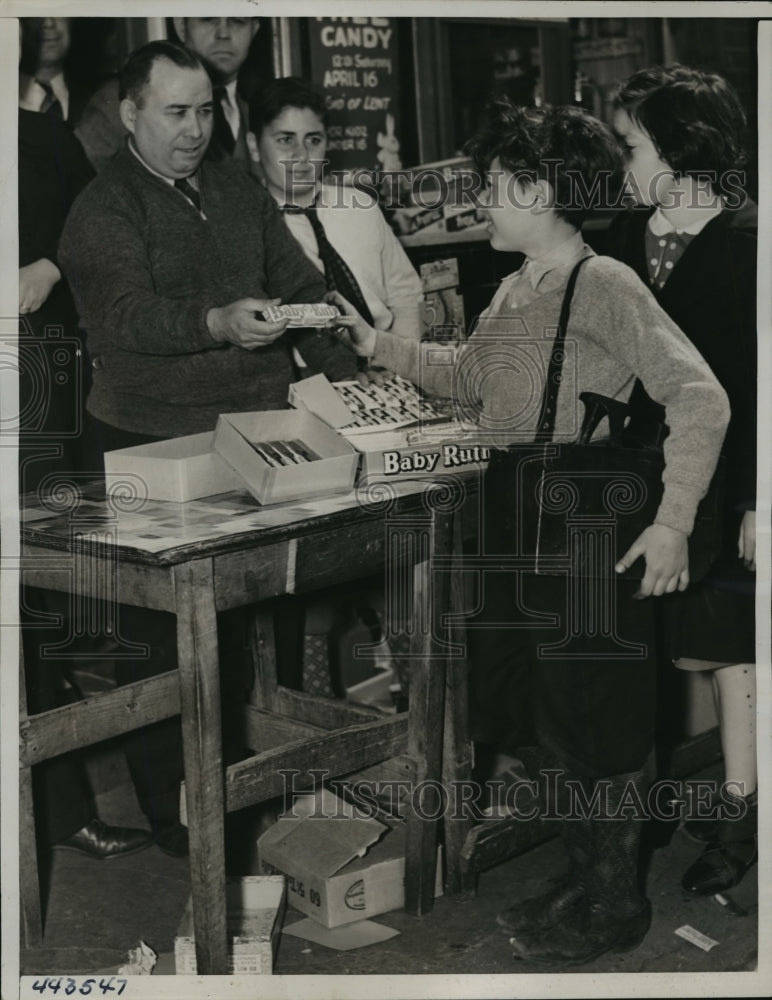 1938 Press Photo New York Willie Marletta gives free candy to children-Historic Images