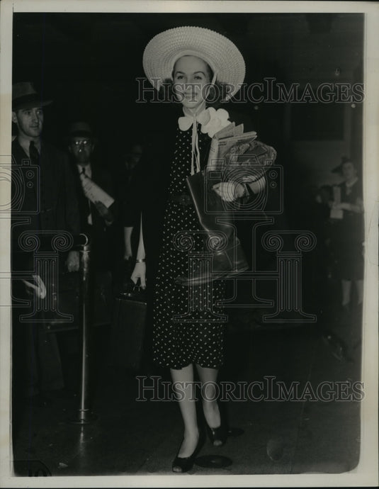 1938 New York Young lady rushes past gate at Grand Central Station - Historic Images