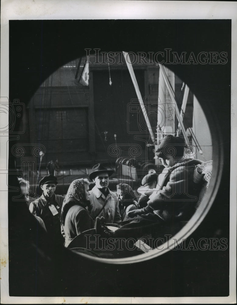 1950 Press Photo New York Bernard Janoch arrives aboard USNT Gen Langfitt - Historic Images