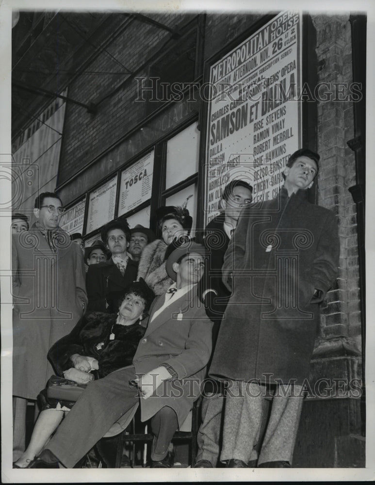 1949 Press Photo New York Group waits for standing room tickets - nera09024 - Historic Images