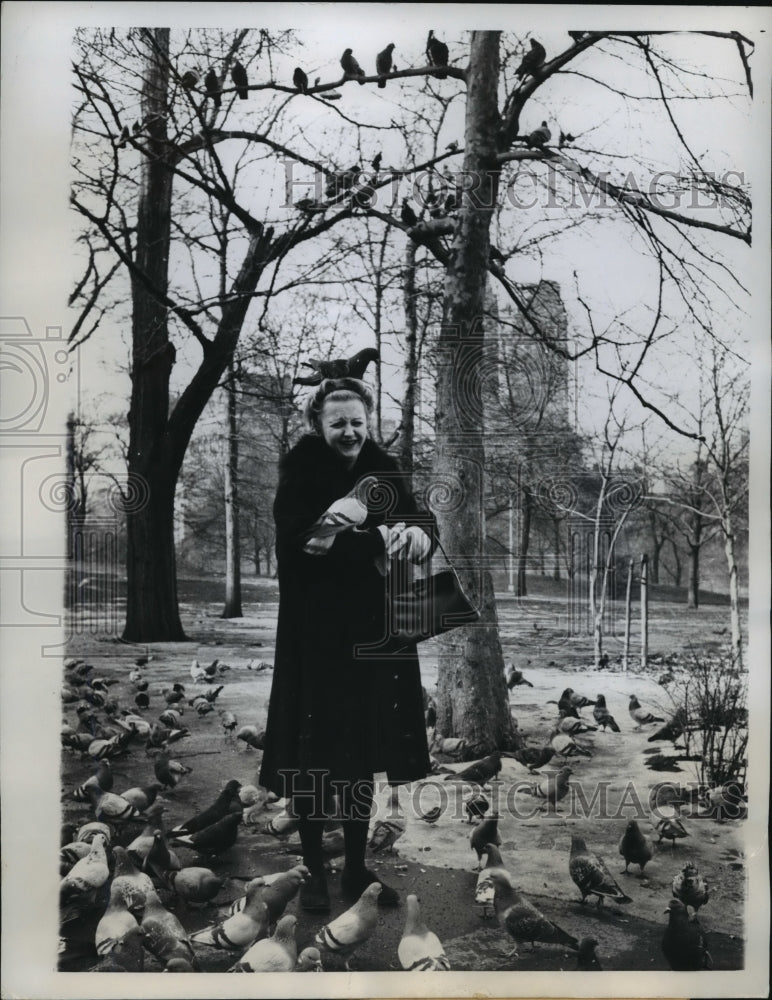 1960 New York Woman with pigeons in Central Park  - Historic Images