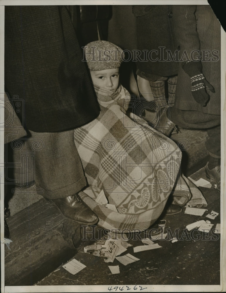 1939 Press Photo New York Youngster sits and watches St Patricks Day parade-Historic Images