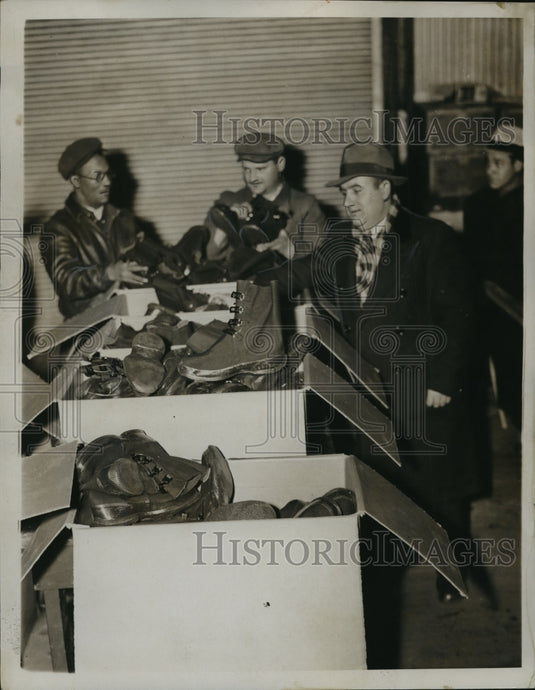 1936 Press Photo New York Distributing the galoshes - nera09078 - Historic Images