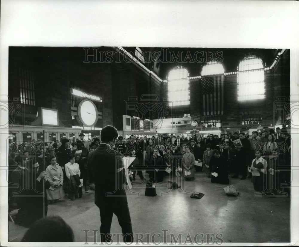 1970 Press Photo New York Benjamin Delgado leads prayer service - nera09162 - Historic Images