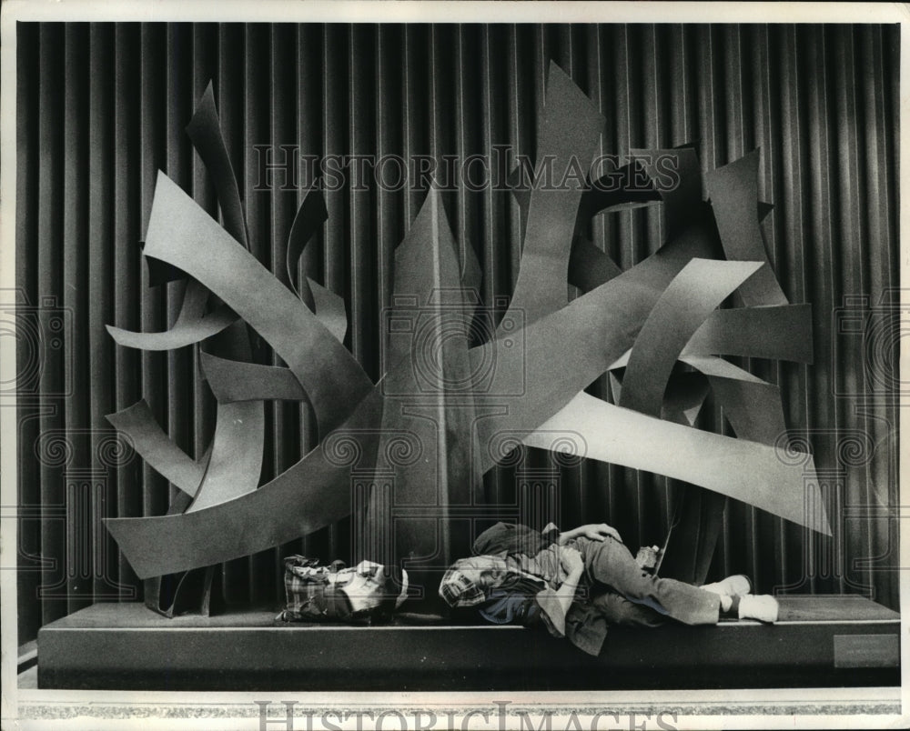 1973 Press Photo New York Man sleeps in front of office building - nera09212 - Historic Images