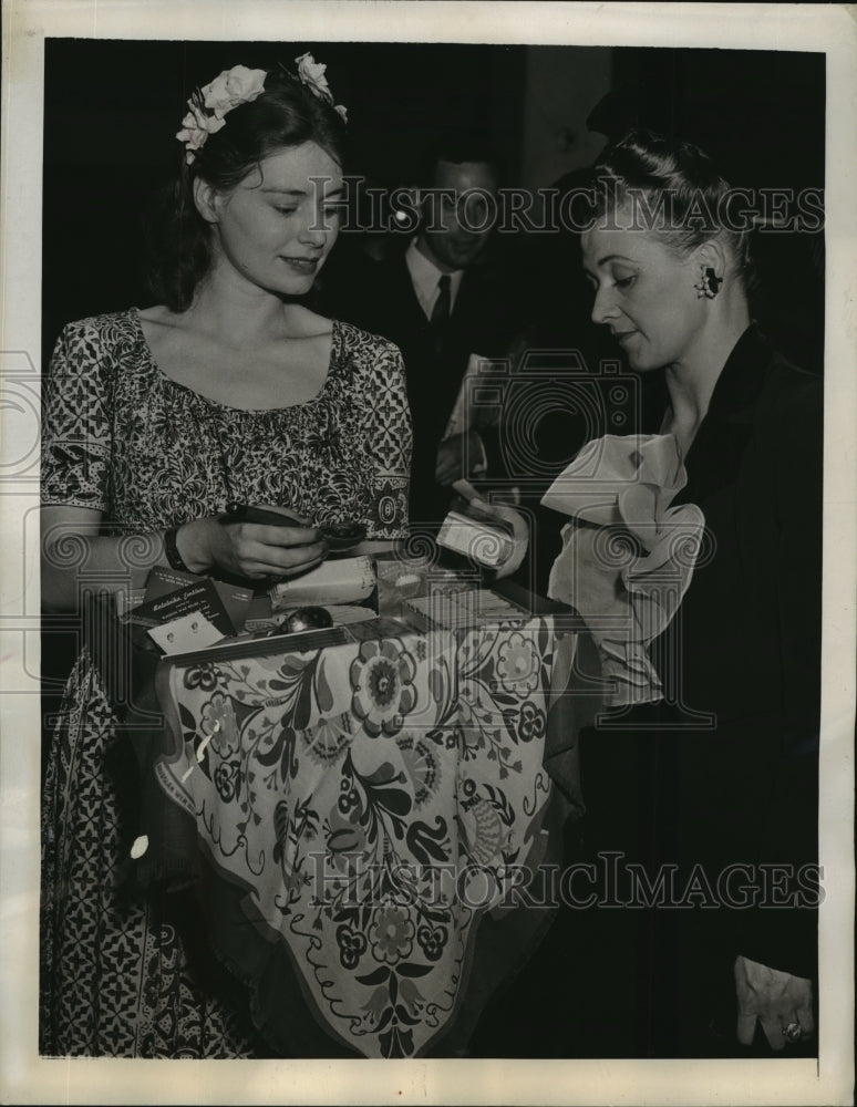 1944 Press Photo New York Marion Losada and Elizsa Izorina attend meeting - Historic Images