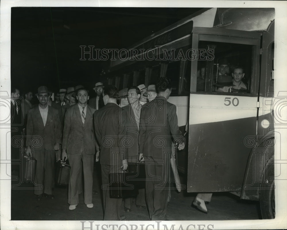 1941 Press Photo Italian seamen loaded onto bus at pier - nera09510 - Historic Images