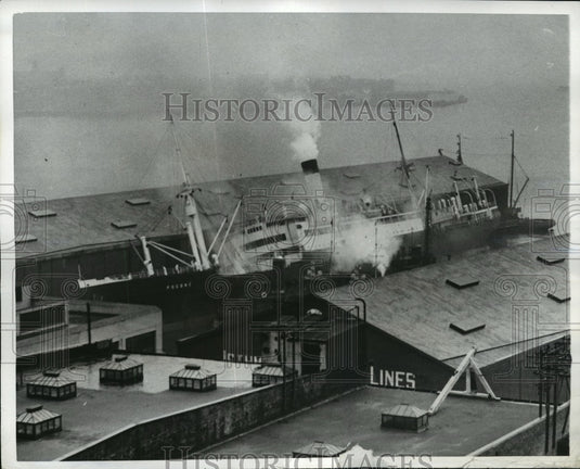 1942 Press Photo Brooklyn 40 firemen overcome during fire aboard ship Pocone - Historic Images