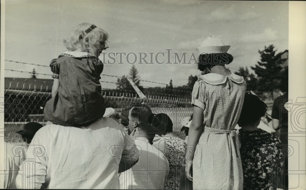 1939 Press Photo Group watches race - nera09792 - Historic Images