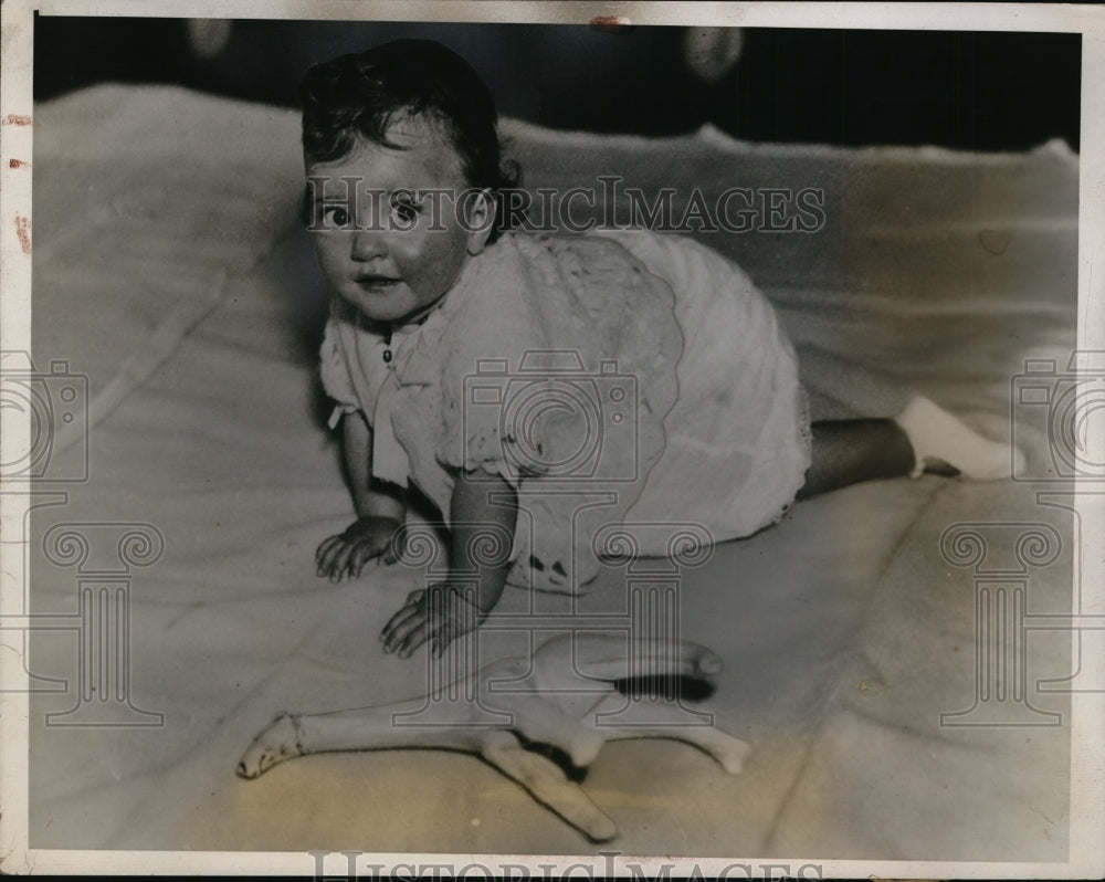 Press Photo Annette is the first Dionne quin to learn to crawl - nera10248 - Historic Images