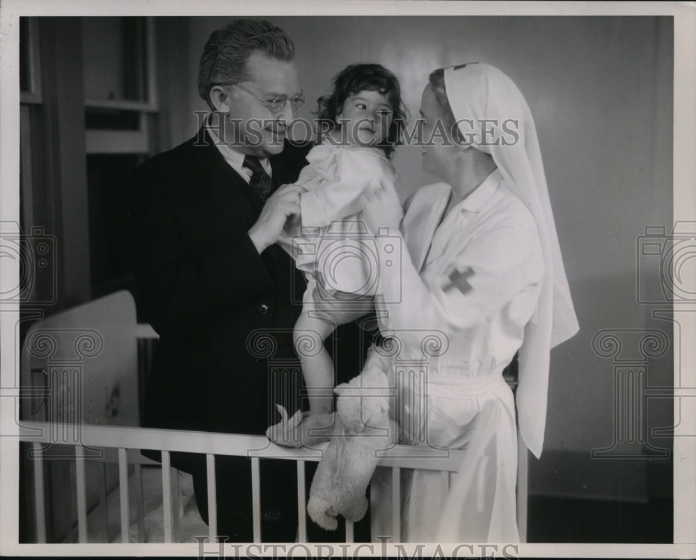 1936 Press Photo Jean Hersholt and Dorothy Peterson with one of the Dionne quins - Historic Images