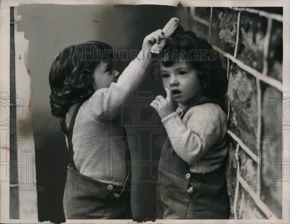 1936 Press Photo Yvonne combs sister Emilies hair - nera10644 - Historic Images