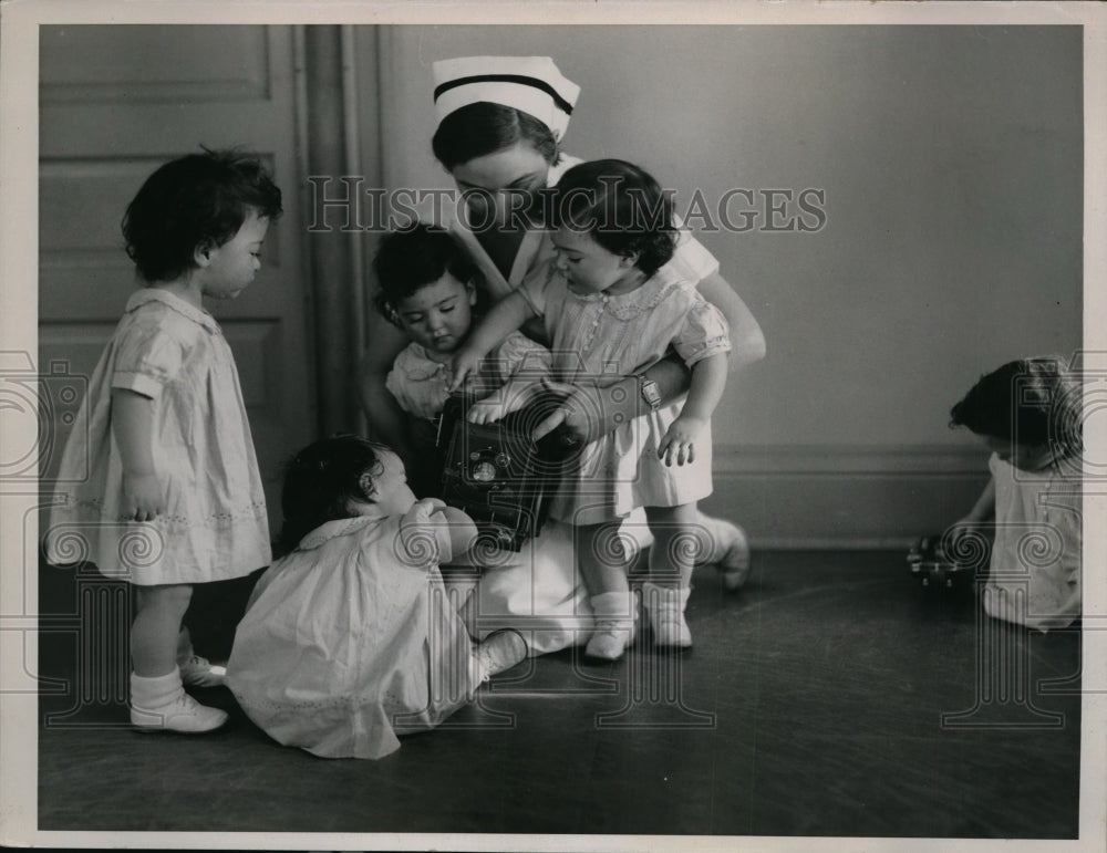 1936 Press Photo Nurse Leroux shows Dionne Quintuplets how to use a camera - Historic Images