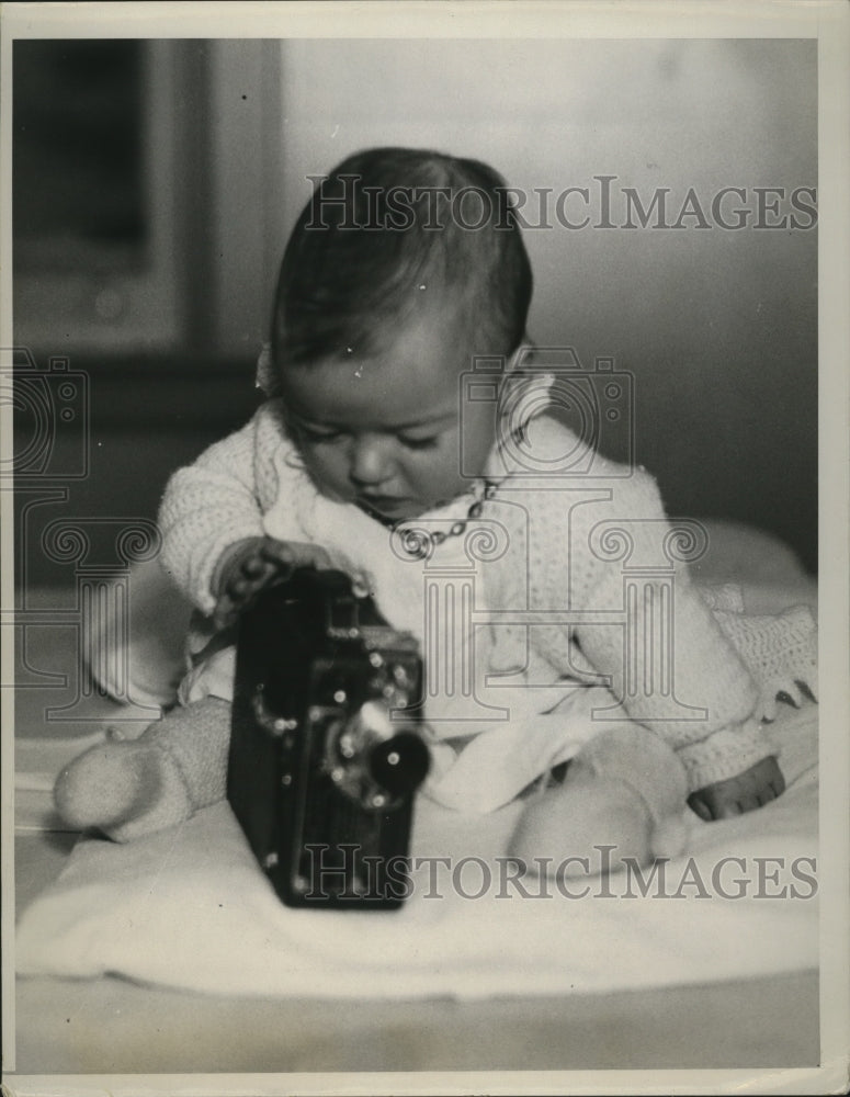 1935 Press Photo Chubby Marie plays with a camera - Historic Images