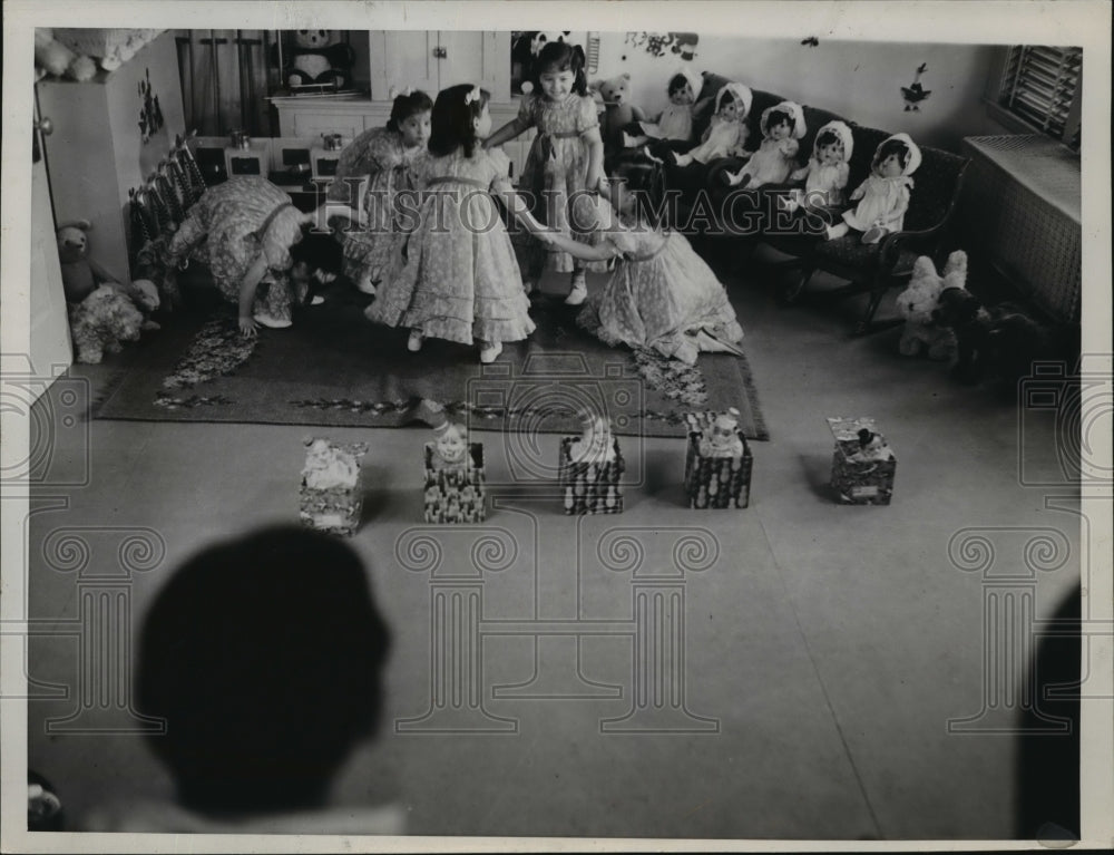 1938 Press Photo Dionne Quintuplets Five Of A Kind - nera11746-Historic Images