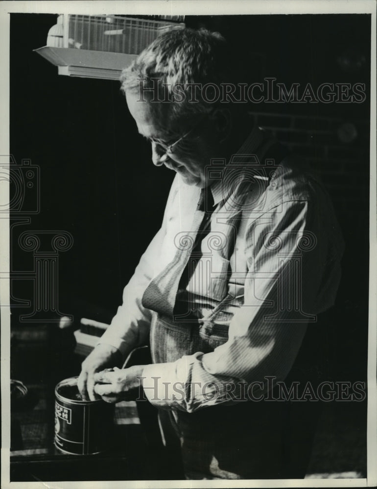 1936 Press Photo Dr Allan Roy Dafoe fills his pipe - Historic Images