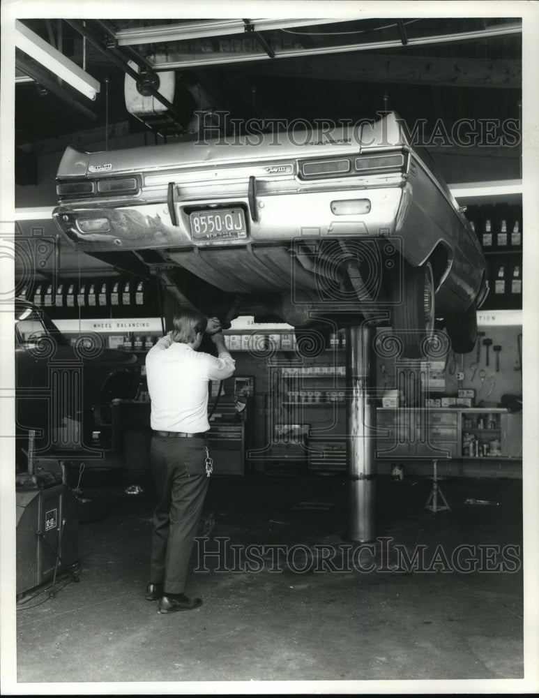 Press Photo Mechanic works on a car - nera11922 - Historic Images