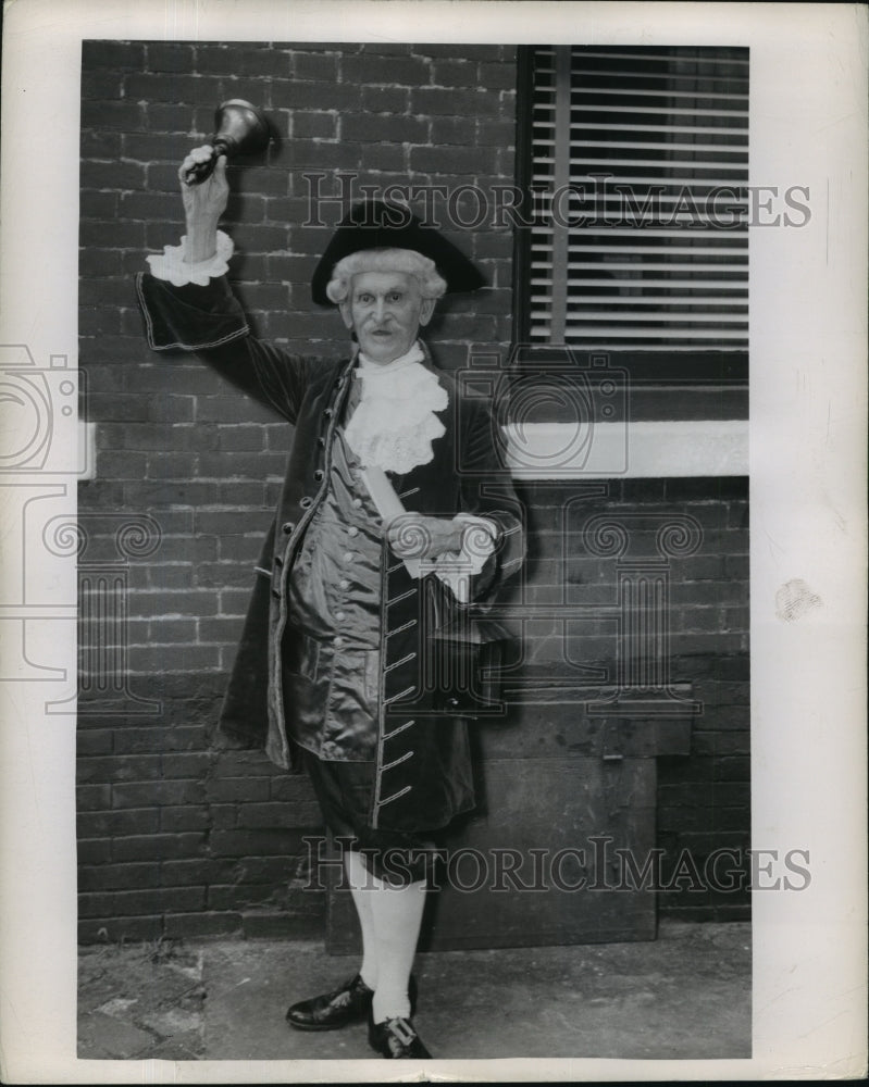 Press Photo Town Crier in Colonial costume - nera11958 - Historic Images