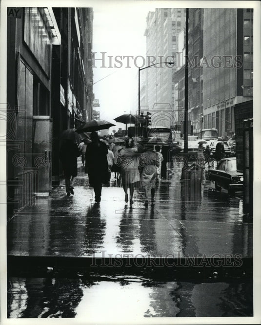Press Photo Pedestrians walk down street in the rain - nera12131 - Historic Images