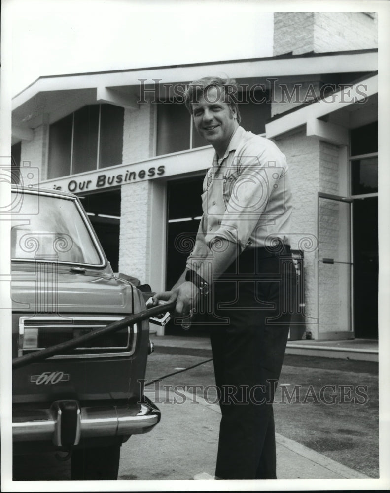 Press Photo Auto attendant puts gas in a car - nera12146 - Historic Images