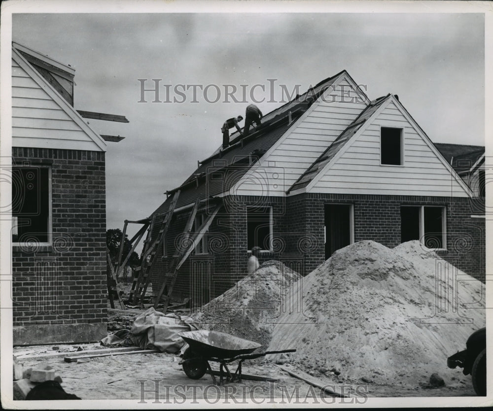 Press Photo New York Men put asbestos shingle roofing on brick veneer houses - Historic Images