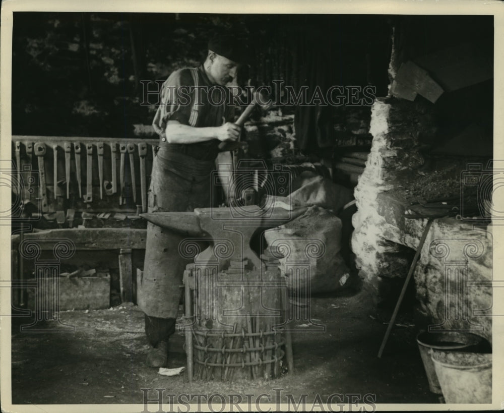 Press Photo Isle of Man Blacksmith at work - nera12291 - Historic Images