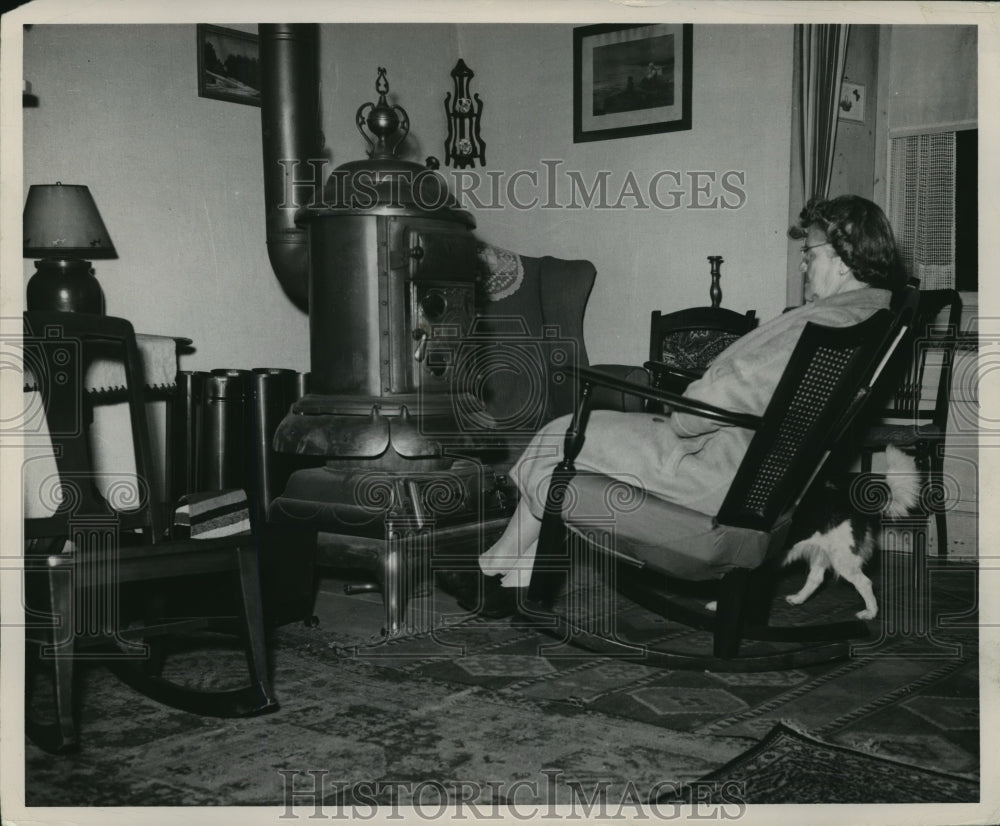 Press Photo Woman sits by fireplace - nera12292-Historic Images