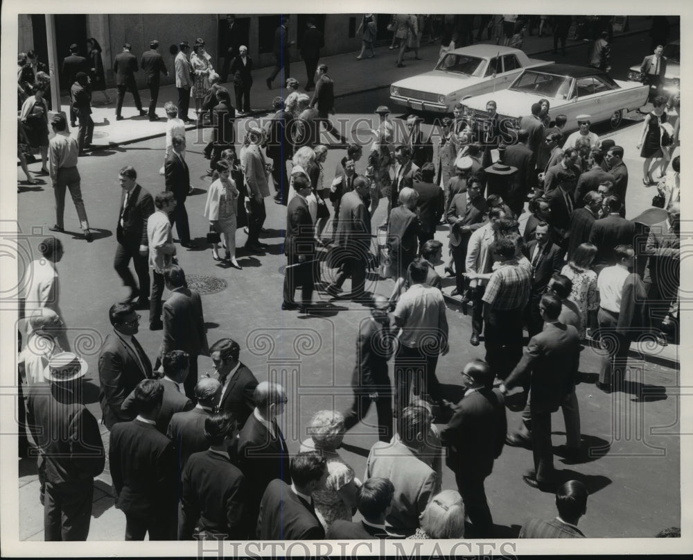 Press Photo Pedestrians walking on street - nera12378-Historic Images