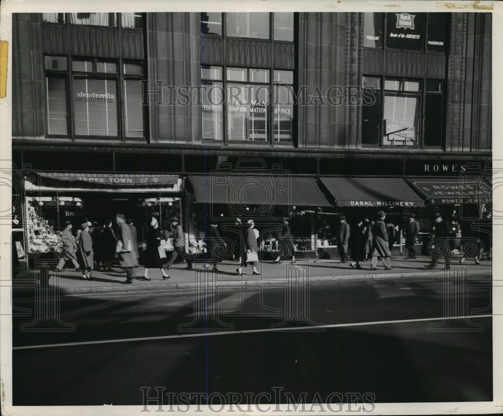 Press Photo New York Pedestrians walking outside Rowes Jewelry Store - Historic Images