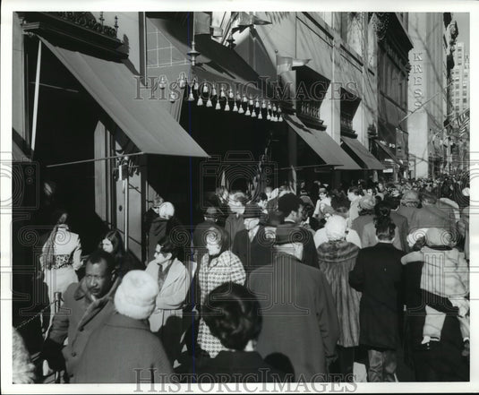 Press Photo New York Pedestrians walking on 5th Avenue in New York - nera12387 - Historic Images