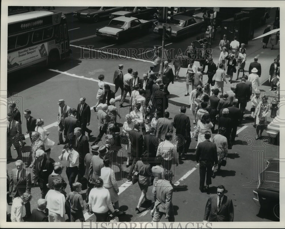 Press Photo New York Pedestrians walk along E 42nd St - nera12390 - Historic Images