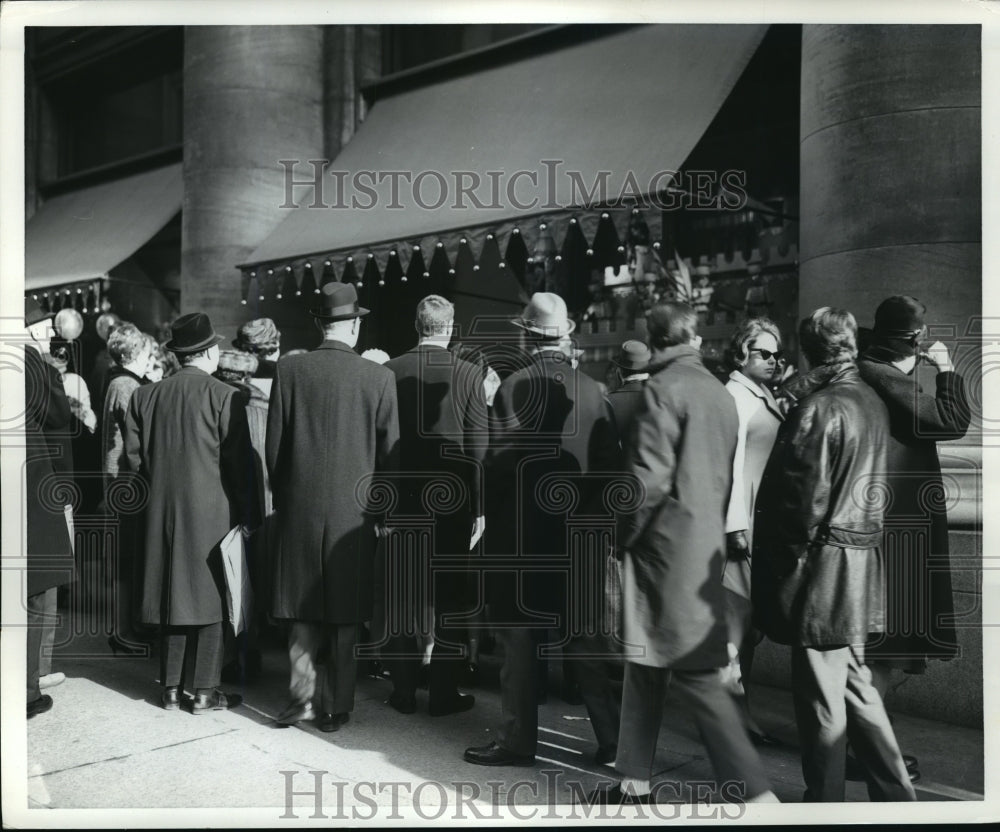 Press Photo Crowd gathers outside store - Historic Images