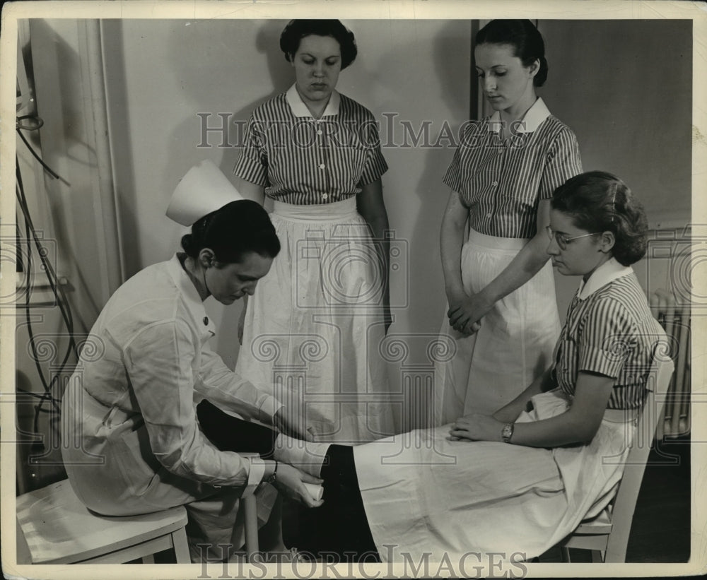 Press Photo Supervisor demonstrates bandaging on a student - nera12434-Historic Images