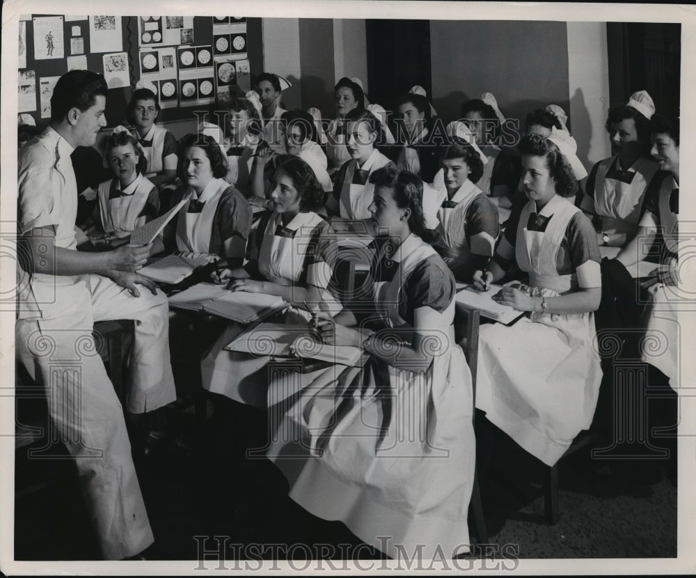 Press Photo New York Classroom instruction at St Johns Hospital in Brooklyn - Historic Images