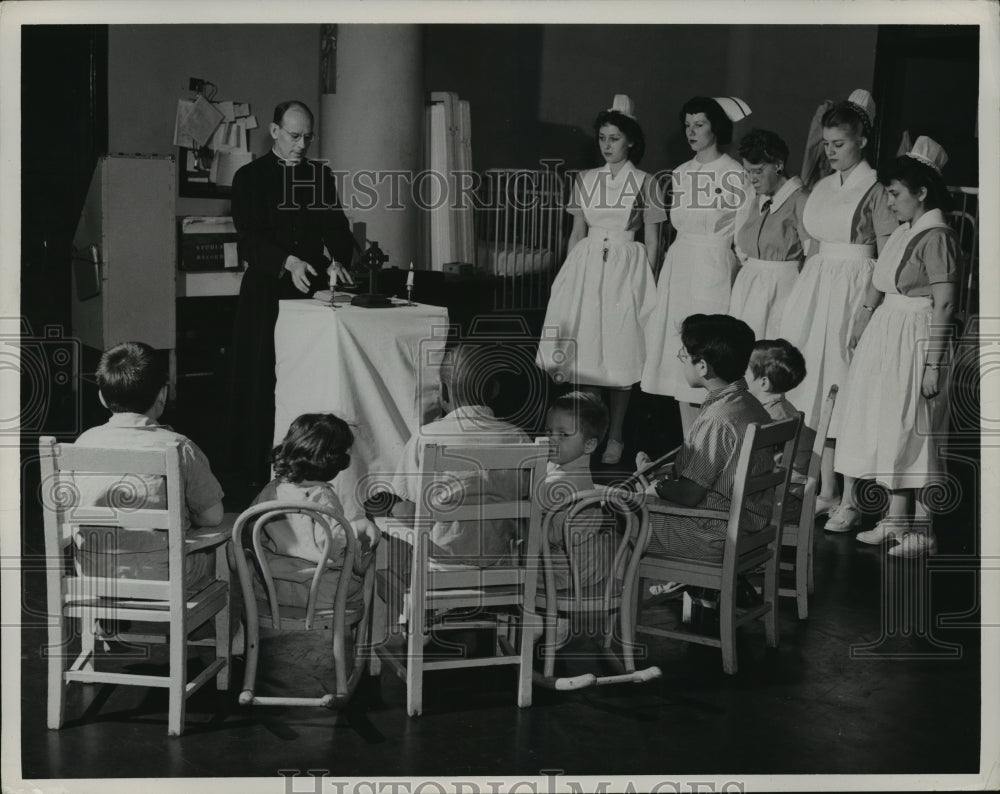 New York Religious service in childrens ward of St Lukes Hospital - Historic Images