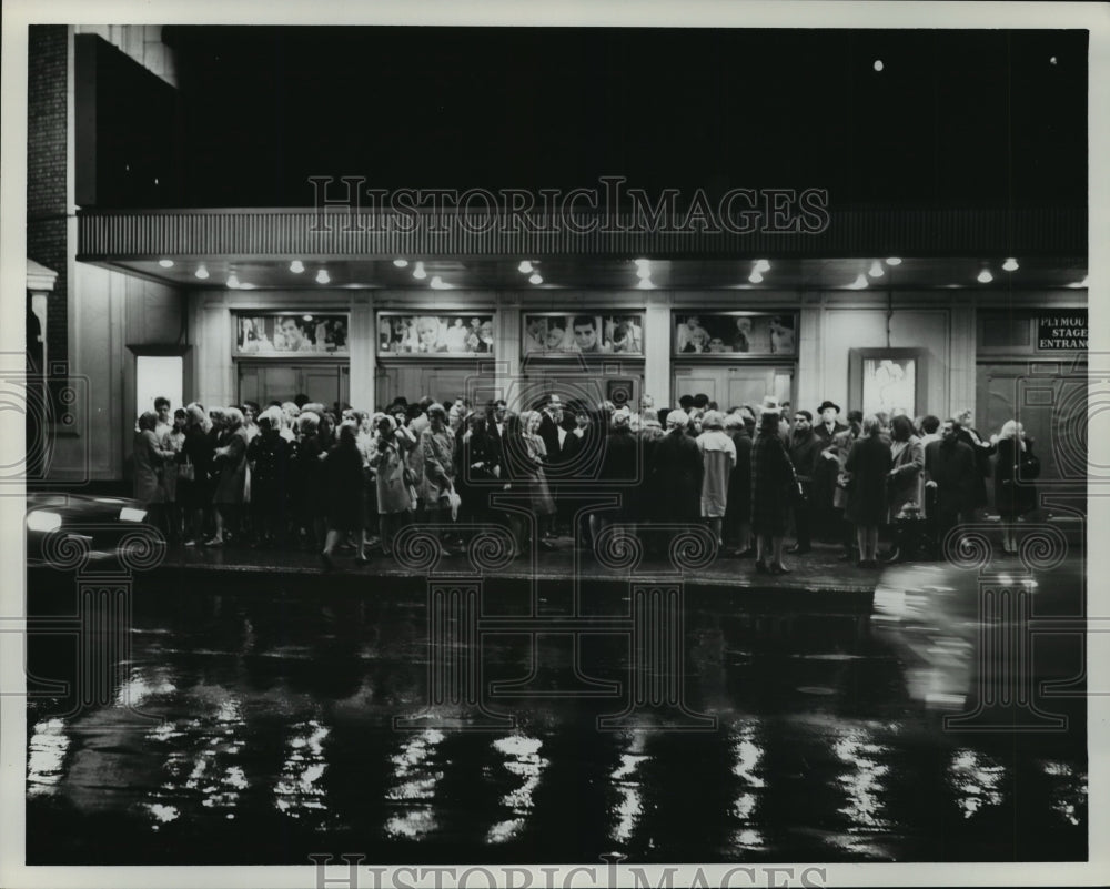 Press Photo Crowd stands outside theater - nera12500 - Historic Images