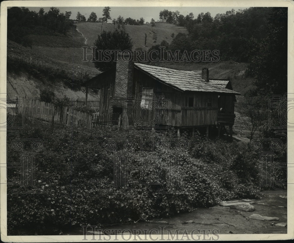 Press Photo North Carolina Humble home built of rough mill lumber - nera12543 - Historic Images