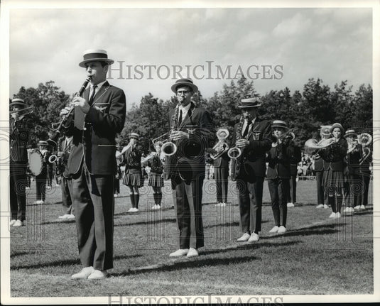Press Photo Marching band of Matawan Regional High School puts on a show - Historic Images