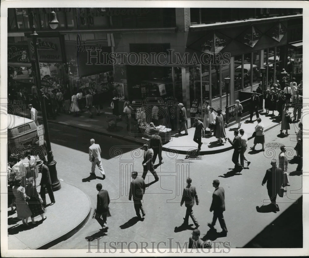 Press Photo New York Pedestrians walking on corner of John and Nassau - Historic Images