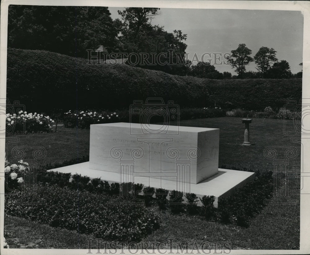 Press Photo Grave of Franklin Delano Roosevelt at his ancestral home - Historic Images