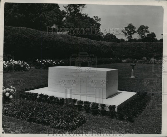 Press Photo Grave of Franklin Delano Roosevelt at his ancestral home - Historic Images