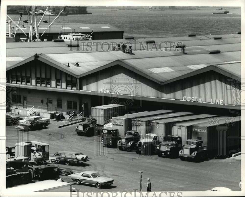 Press Photo New York Trucks being loaded - nera12623 - Historic Images